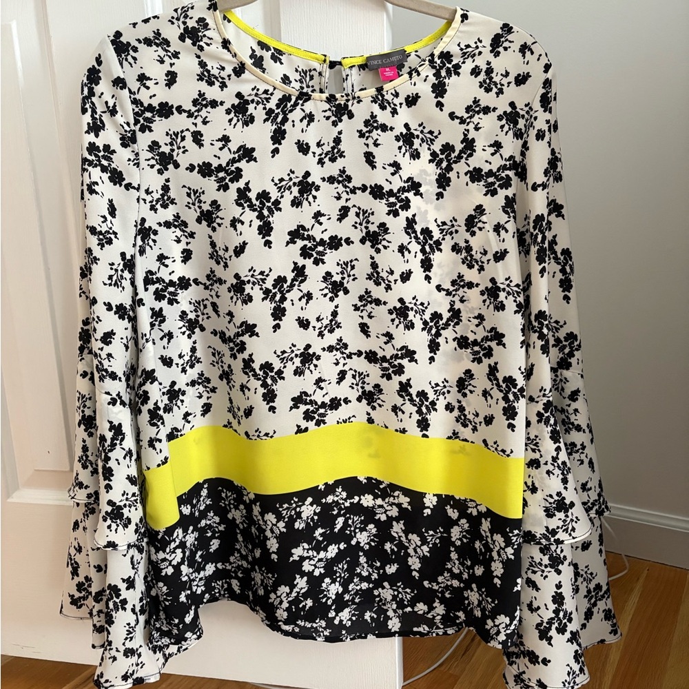 Vince Camuto ladies blouse with fluted sleeves size XL